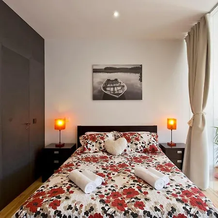 Sunny Oporto, Trindade Balcony