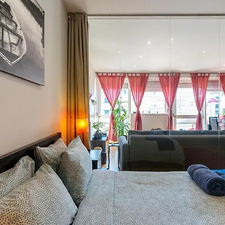 Sunny Oporto, Trindade Balcony