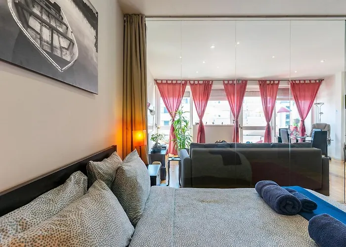 Sunny Oporto, Trindade Balcony