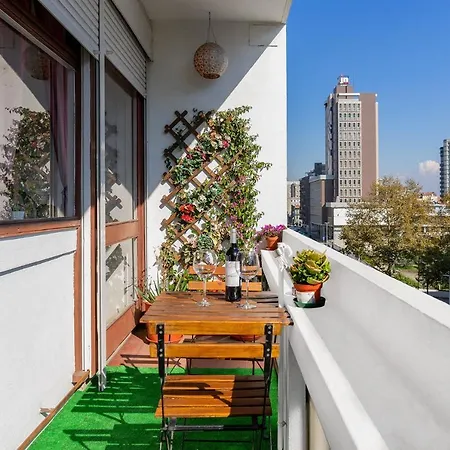 Sunny Oporto, Trindade Balcony