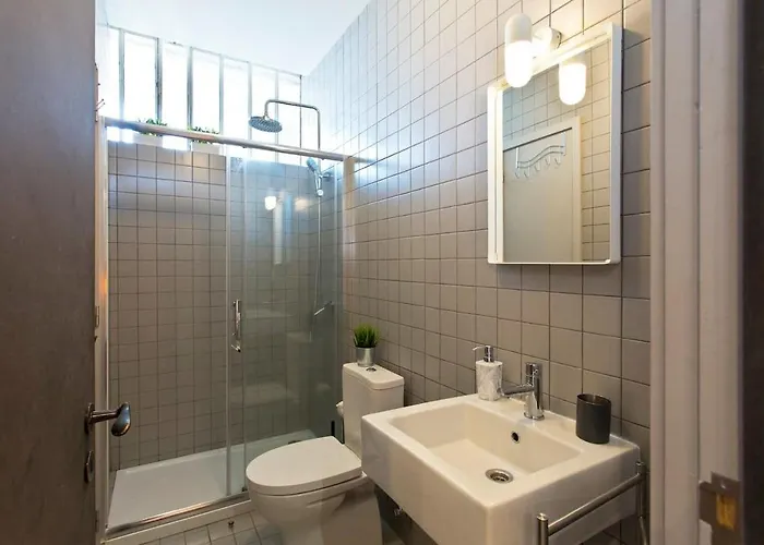 Sunny Oporto, Trindade Balcony *