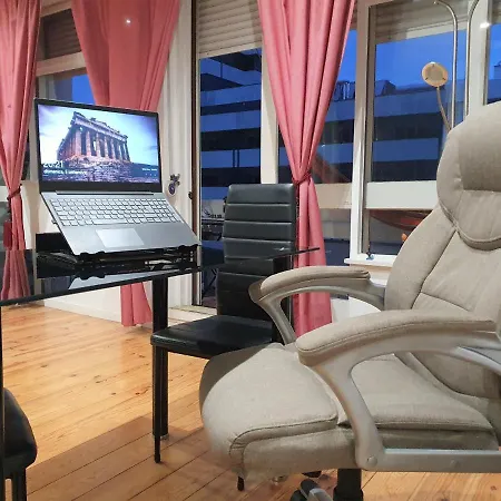 Sunny Oporto, Trindade Balcony