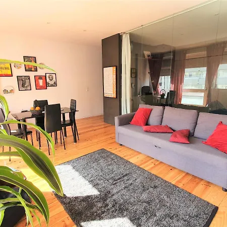 Sunny Oporto, Trindade Balcony